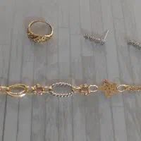 طلا دست بند و گوشواره و انگشتر