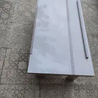 میزتحریر نشسته