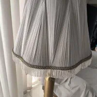 آباژور  ایستاده کنار سالنی