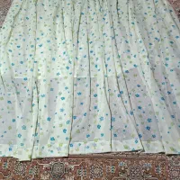 یک عدد پرده حریر با پارچه ساتن سفید زیرش