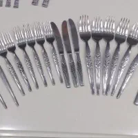 تعدادی کارد و چنگال و قاشق شربت خوری