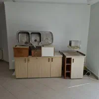کابینت و سینک و کتابخانه کارکرده ی آشپزخانه