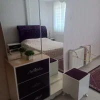 تخت دو نفره همراه آینه و دوعدد پاتختی