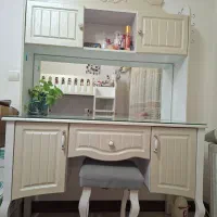 میز ارایشی بسیار تمیز و نو