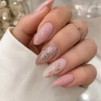 کاشت و طراحی ناخن با قیمت مناسب