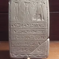 مجسمه دستساز دکوری از نمونه بازسازی شده کتیبه مصری