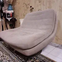 مبل راحتی تک نفره گردان پایه فلزی کاملا سالم