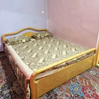 تخت دو نفره چوبی به همراه میز آرایش