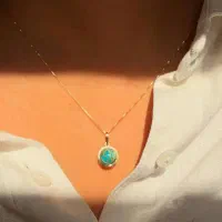 گردنبند فیروزه ای و دم وال