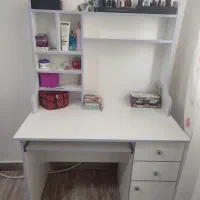 میز تحریر و تخت نوجوان