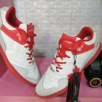 کفش والیبال قرمز