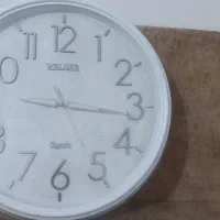 ساعت دیواری بزرگ با عقربه های شب رنگ