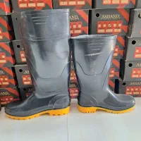 چکمه سفید و مشکی