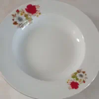 قوری گل سرخی و بشقاب