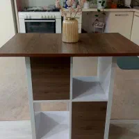 میز ناهار خوری و جزیره