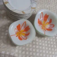 چند عدد بشقاب میوه خوری و کاسه خورشت خوری