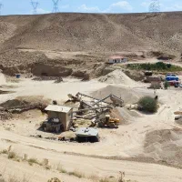 کارگر خط تولید شرکت شن وماسه