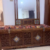 صندوق و آینه چوبی و کاشی کاری