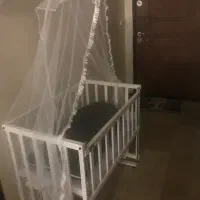 تخت کنار مادر