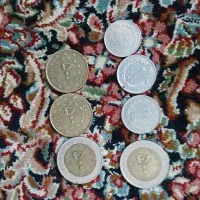 تعدادی سکه ۲ریالی و۱۰ ریالی و ۵۰۰ ریالی