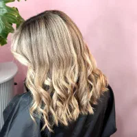 رنگ و لایت تخصصی بانوان با جدیدترین تکنیک ها|خدمات آرایشگری و زیبایی|اصفهان, باغ نگاره|دیوار