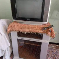 تلویزیون رنگی و میز تلویزیون در حد نو