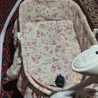 گهواره برقی کنار تخت مادر