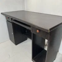 میز تحریر و کامپیوتر