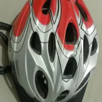 کلاه ایمنی و تلمبه دوچرخه