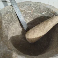 هاون سنگی (یانه) با دسته سنگی قدیمی|کلکسیون اشیاء عتیقه|شهرکرد, |دیوار