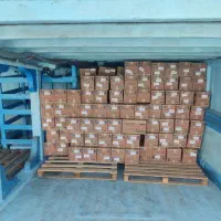 لنج در حال بارگیری بندر شارجه به بندر آبادان