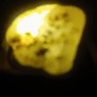 تعدادی سنگ که ازخود نور عبور میدن