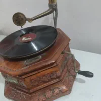 گرامافون قدیمی|کلکسیون اشیاء عتیقه|تربتحیدریه, کلاته توکلی|دیوار