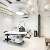 استخدام اپراتور لیزر در کلینیک پزشکی