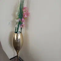 گلدان طلایی به همراه گل