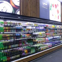 فروشنده مواد غذایی در فروشگاه زنجیره ای معتبر