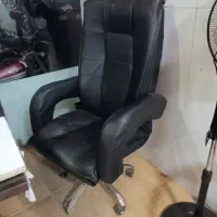 صندلی چرخدار تمیز و سالم مناسب دفاتر