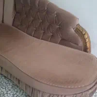 مبل سه نفر دو عدد چوبش محکم و سالم