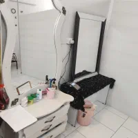 میز و اینه سفید