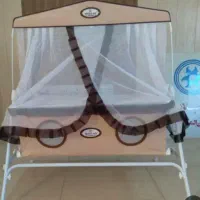 تخت کنارمادر، گهواره