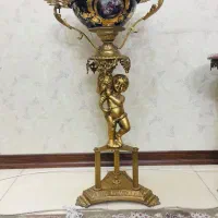 میوه خوری کنار سالنی ایستاده و میز خاطره