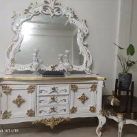 کنسول قاب اینه. گنجه. ساعت و میزش همگی ست همدیگه