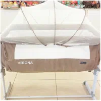 تخت کنار مادر