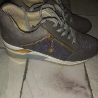 کفش  دخترونه صندل و یک جفت کتونی