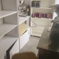 تعدادی قفسه چوبی