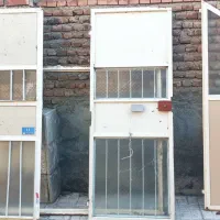 یک درب ورود به ساختمان و یک عدد زیر پله