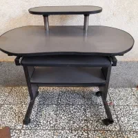 میز تحریر و کامپیوتر