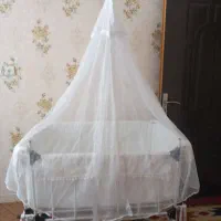 گهواره کنارتخت مادر