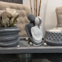 مجسمه و گلدان