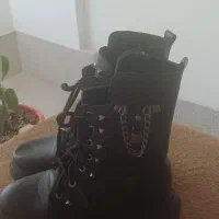 یک جفت بوت سایز ۳۵یک جفت کتونی سایز۳۵
